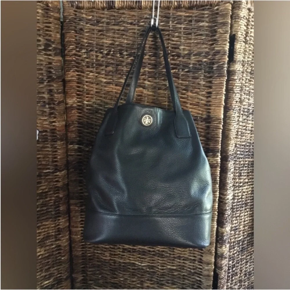 TORY BURCH MICHELLE BLACK PEBBLED LEATHER BUCKET TOTE BLACK GOLD LOGO